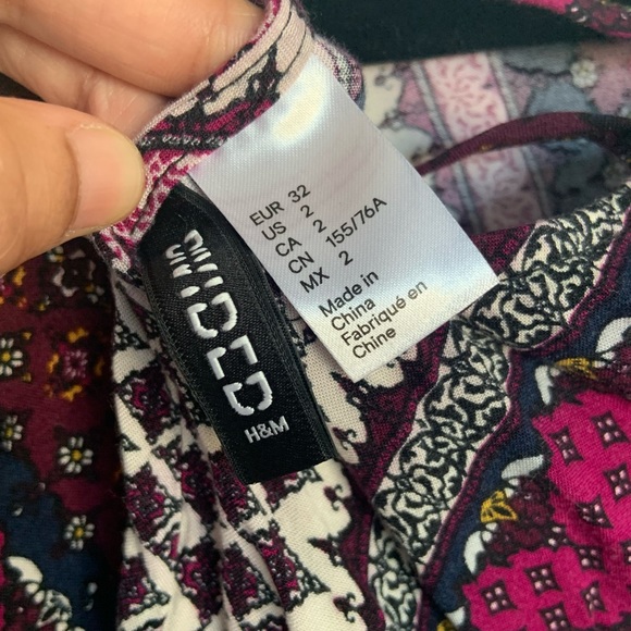 H&M, Purple Print Bell Bottom Sleeves with Black Lace and Open Back, Size: 2 - Picture 3 of 4